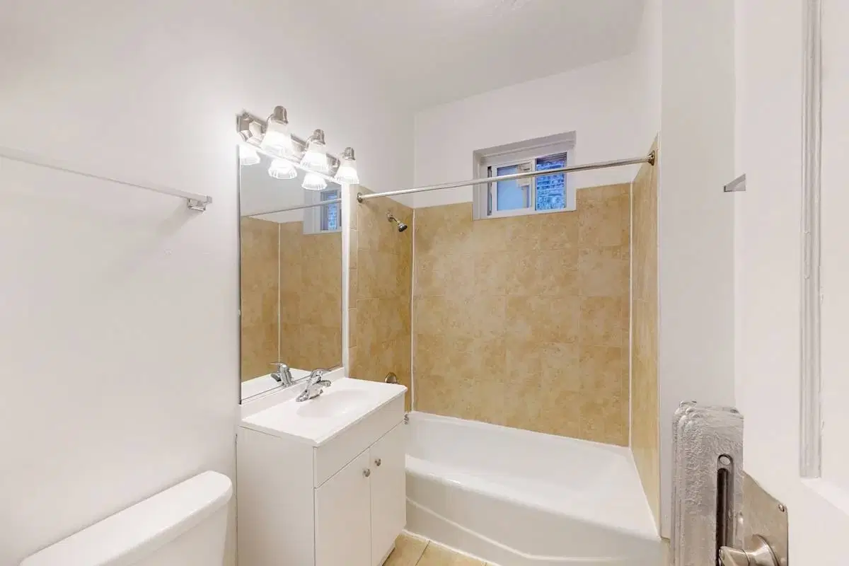 5339-5345 S. Woodlawn Avenue, Chicago – Bathroom