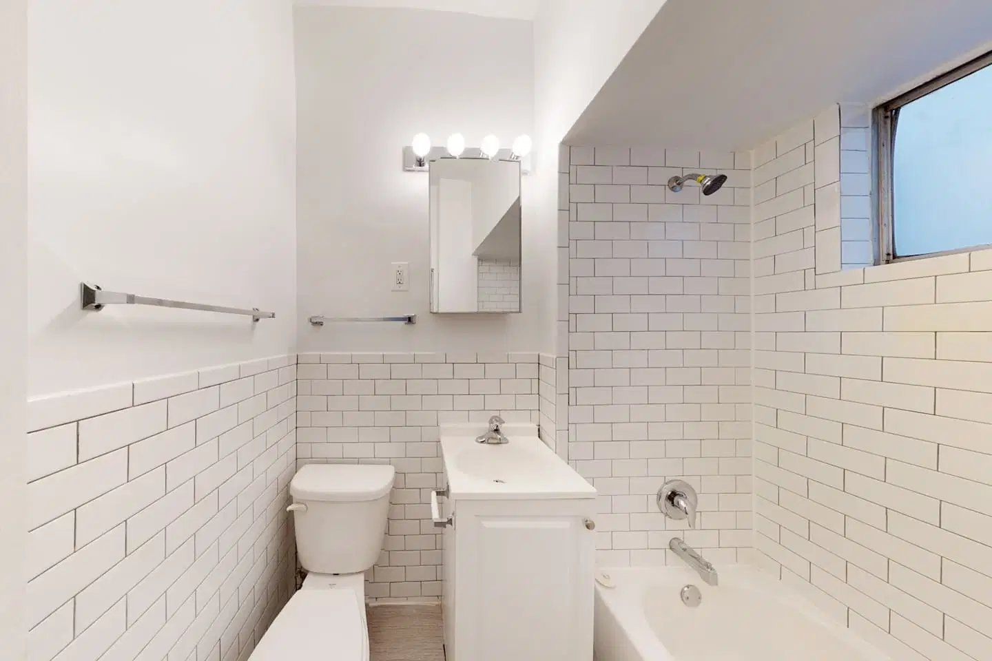 5401-5403 S. Woodlawn Avenue, Chicago – Bathroom