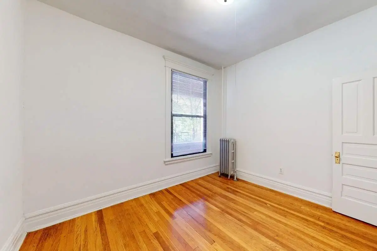 5405-5407 S. Woodlawn Avenue, Chicago – Room