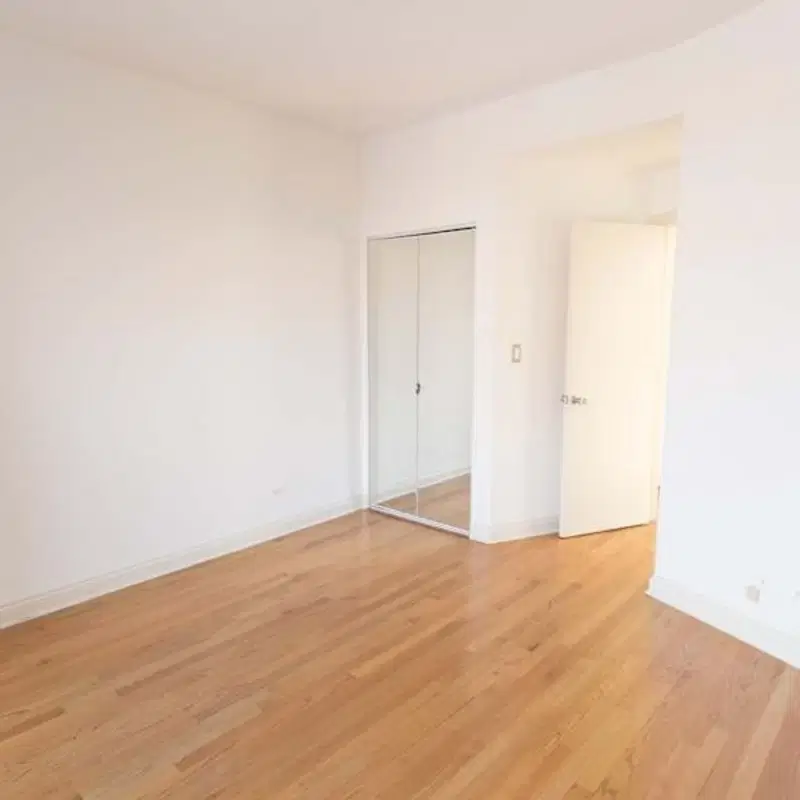 5401-5409 S. Cottage Grove Avenue, Chicago – Room
