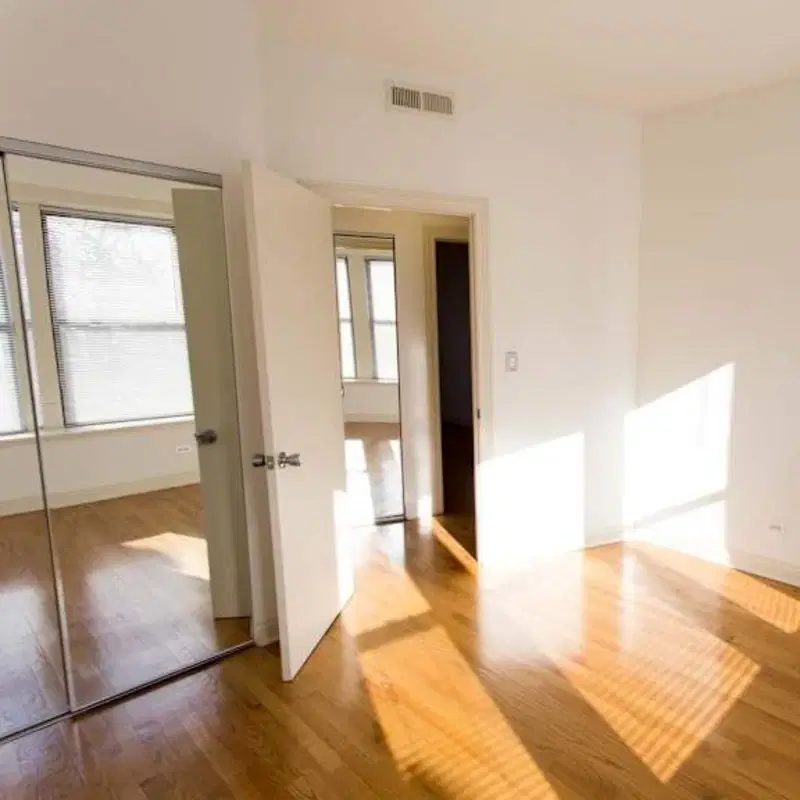 5401-5409 S. Cottage Grove Avenue, Chicago – Room