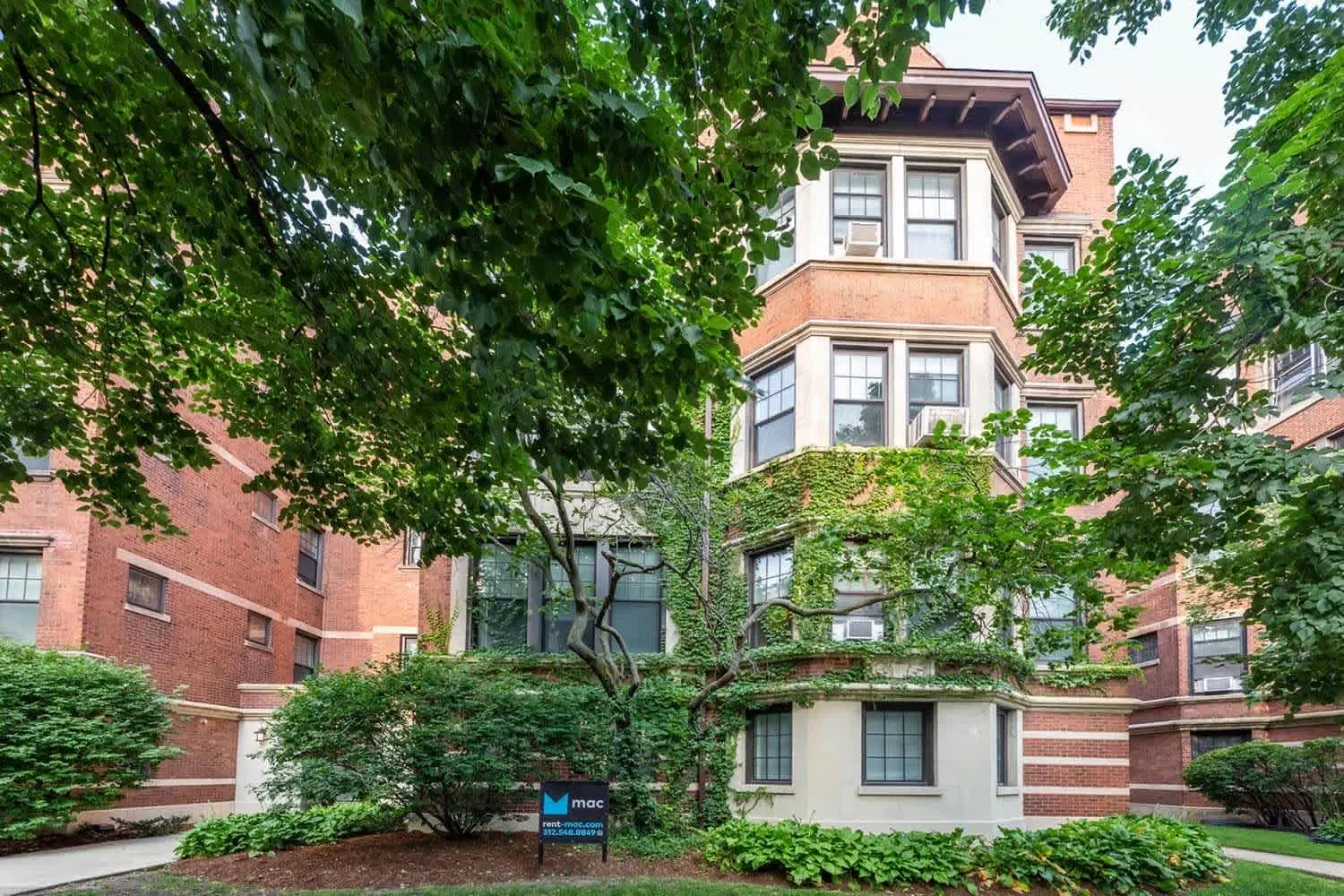 5325 S. Hyde Park Boulevard, Chicago – Exterior