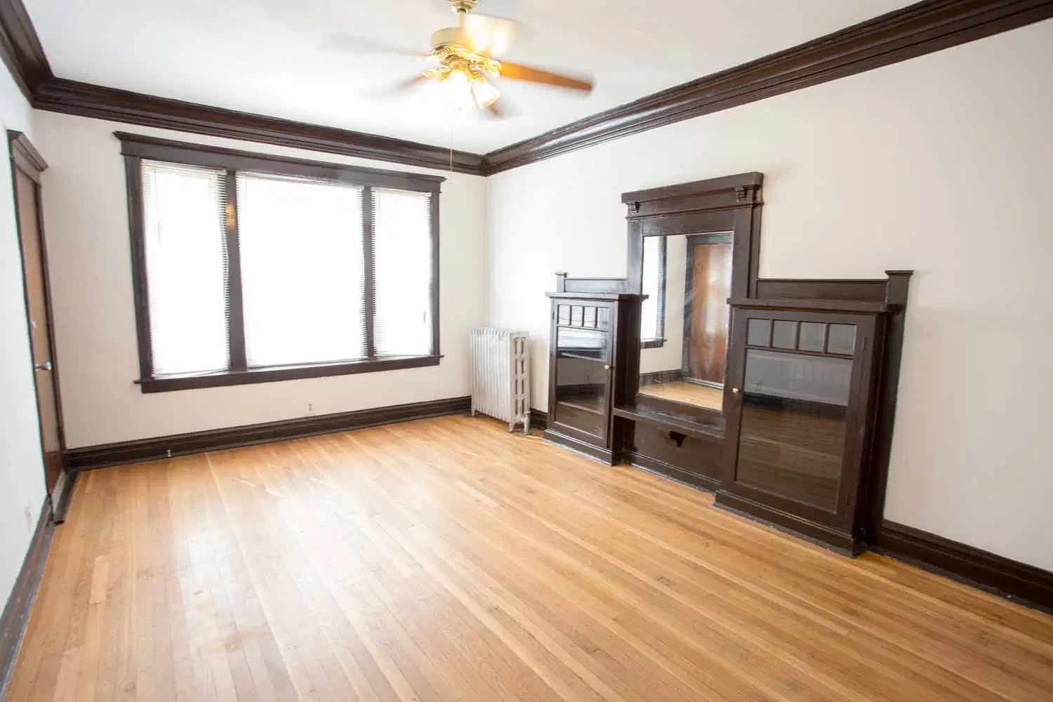 4859 S. Champlain Avenue, Chicago – 2 Bed 1 Bath