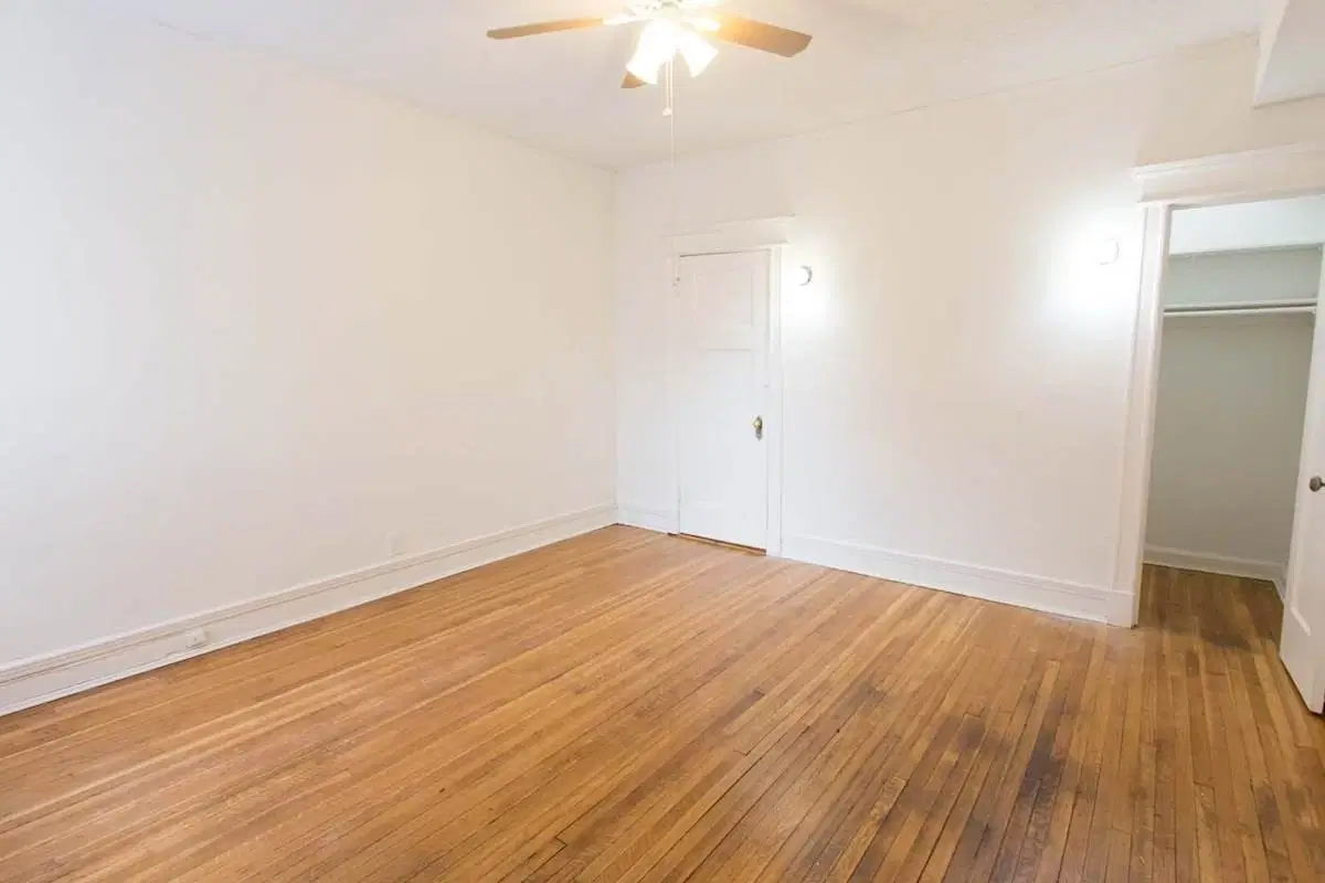 5487-5491 S. Hyde Park Boulevard, Chicago – Room