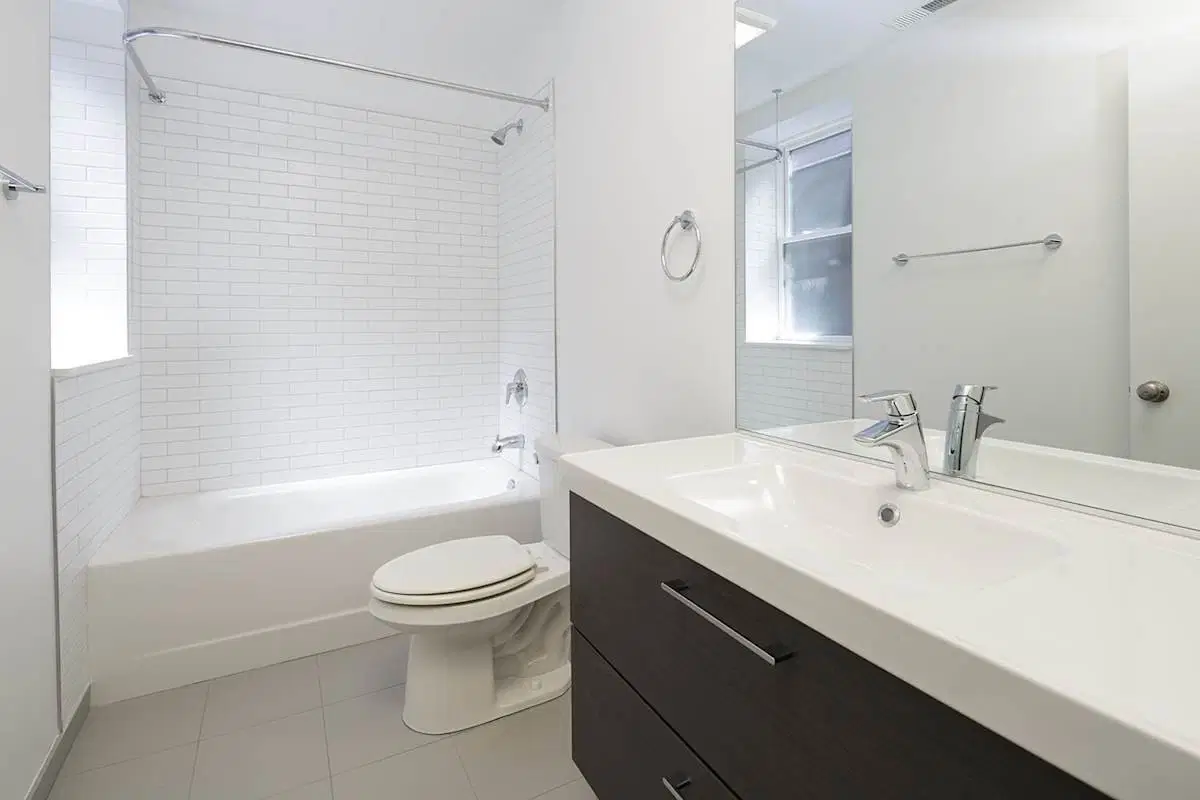 5487-5491 S. Hyde Park Boulevard, Chicago – Bathroom