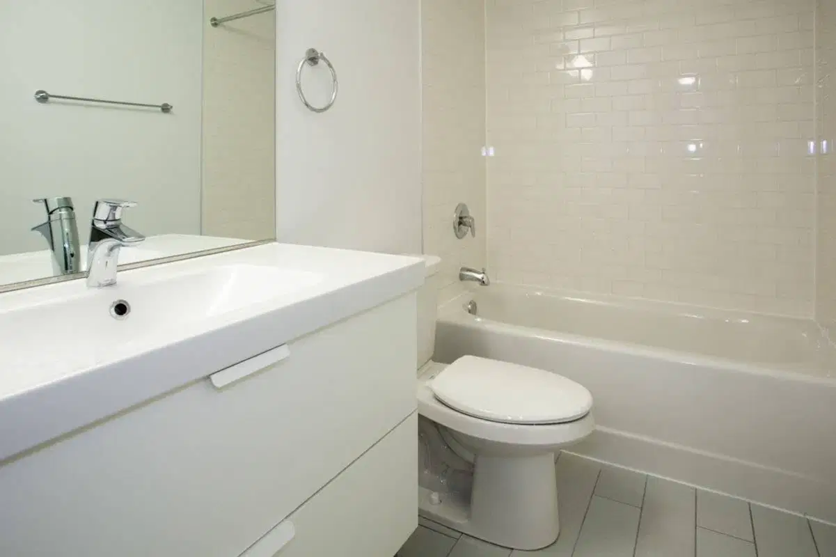 5507-5509 S. Hyde Park Boulevard, Chicago – Bathroom