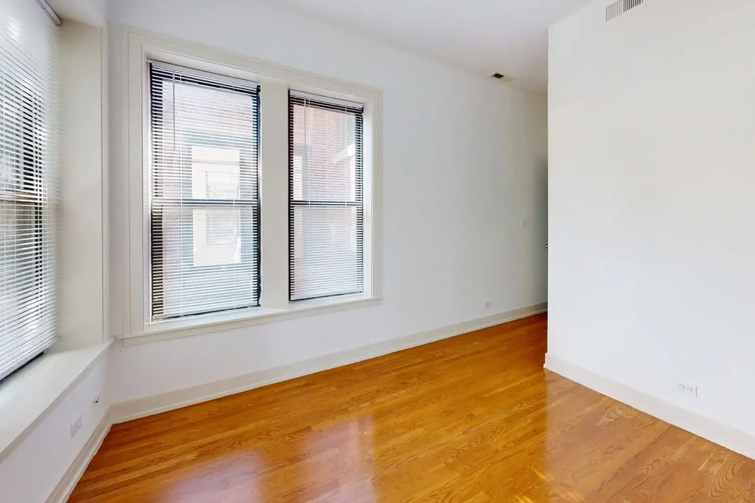 5234-5244 S. Ingleside Avenue, Chicago – Room