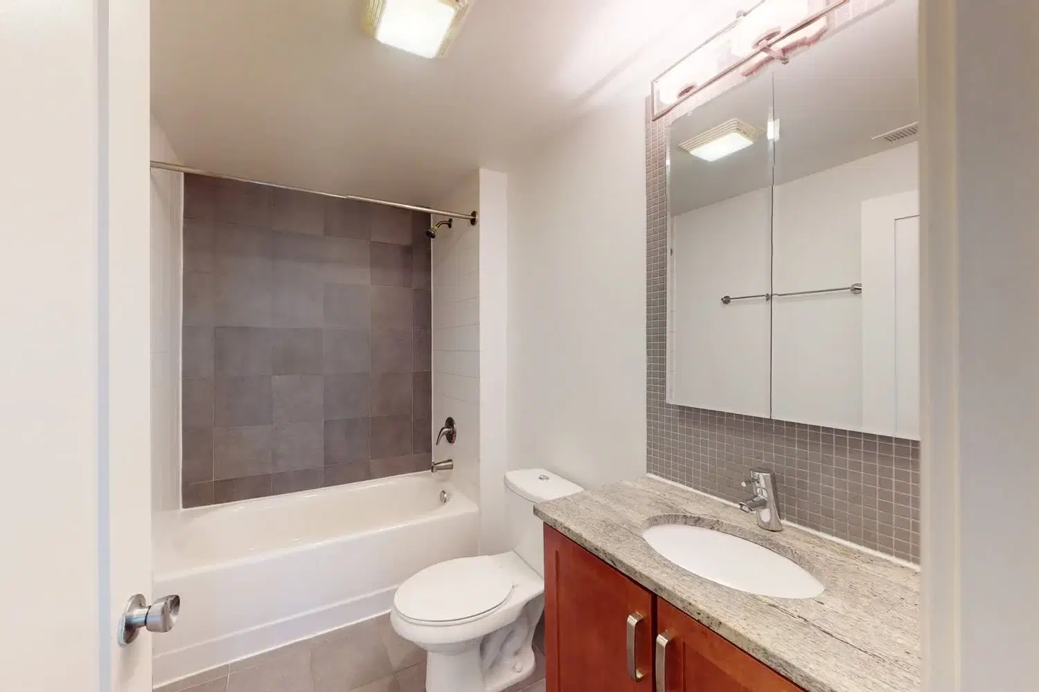 5234-5244 S. Ingleside Avenue, Chicago – Bathroom