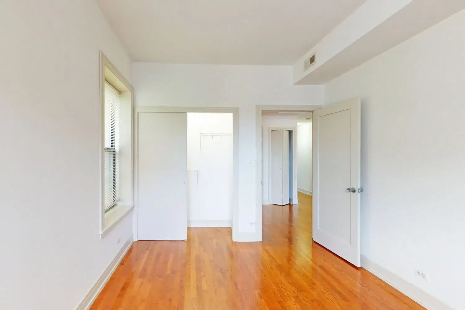 5234-5244 S. Ingleside Avenue, Chicago – Room
