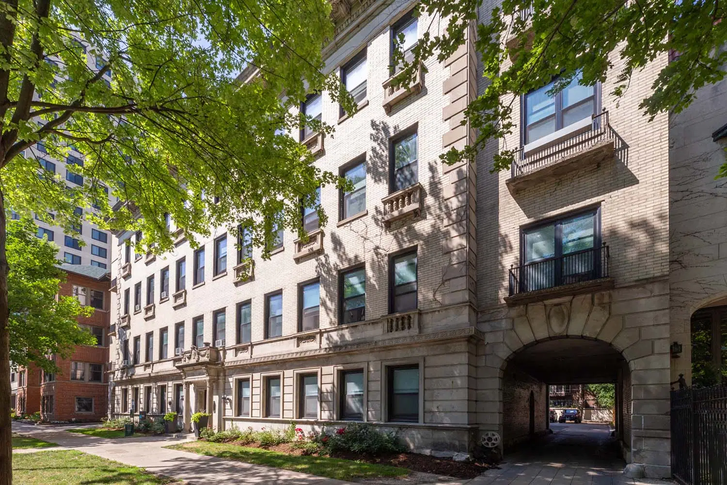5120 S. Hyde Park Boulevard, Chicago – Exterior