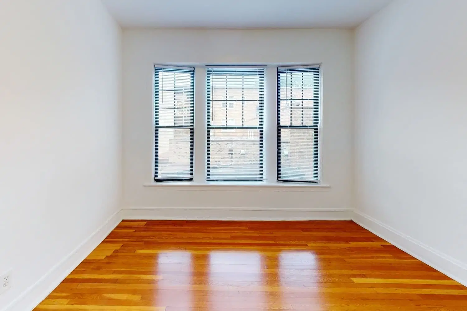 5335-5345 S. Kimbark Avenue, Chicago – Room