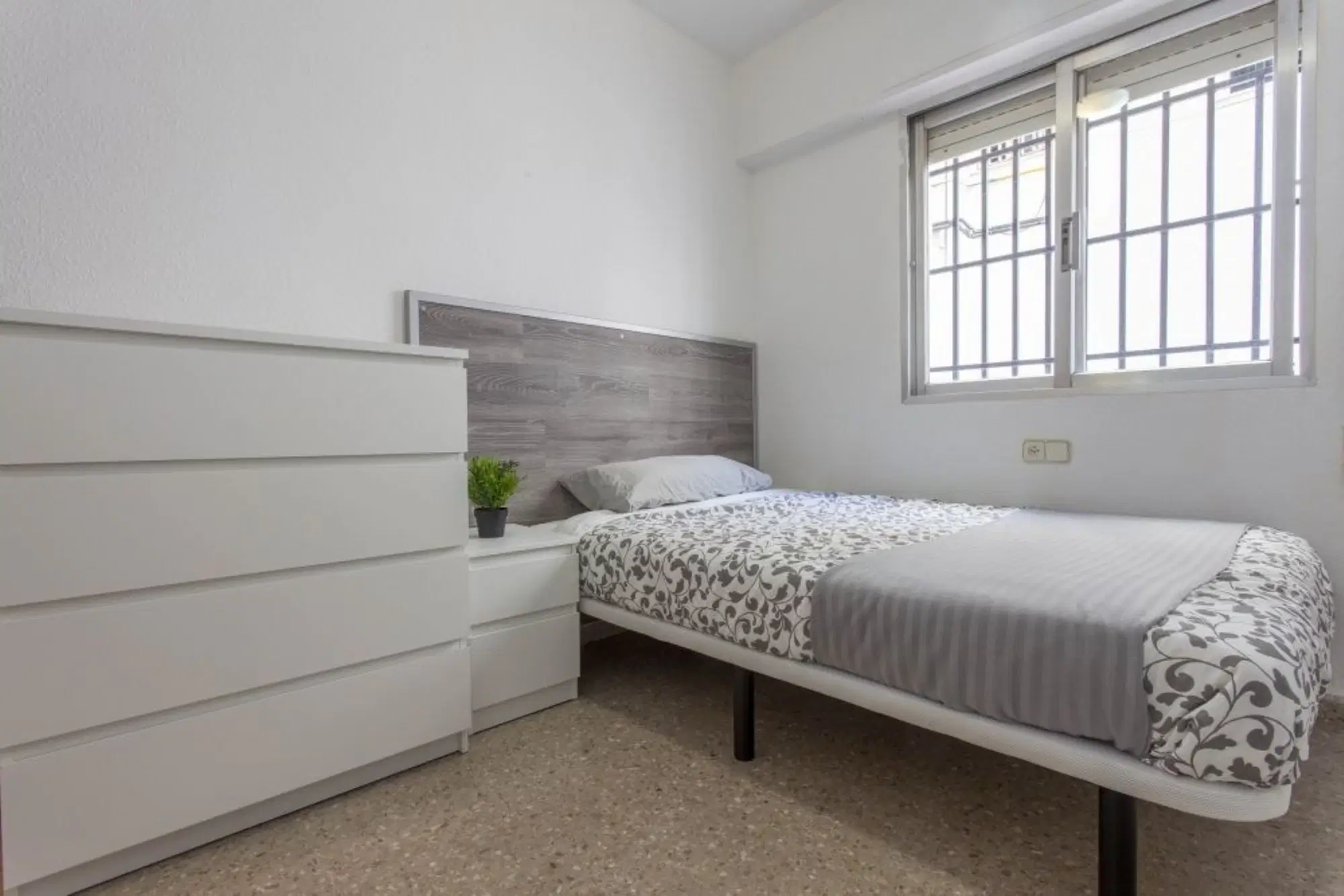 SPC 46009, Valencia – #17561: Room in 5 Bedroom 1 Bathroom (Avinguda De La Constitució)