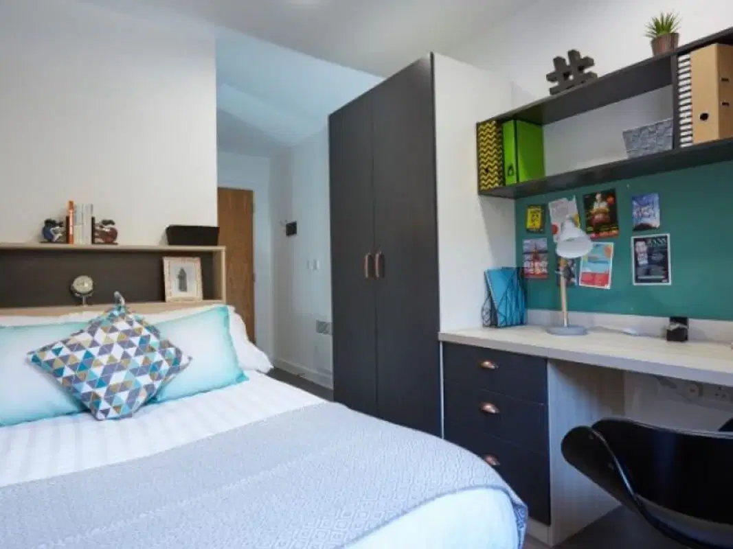 LNT Mannequin House, London – Bronze Ensuite