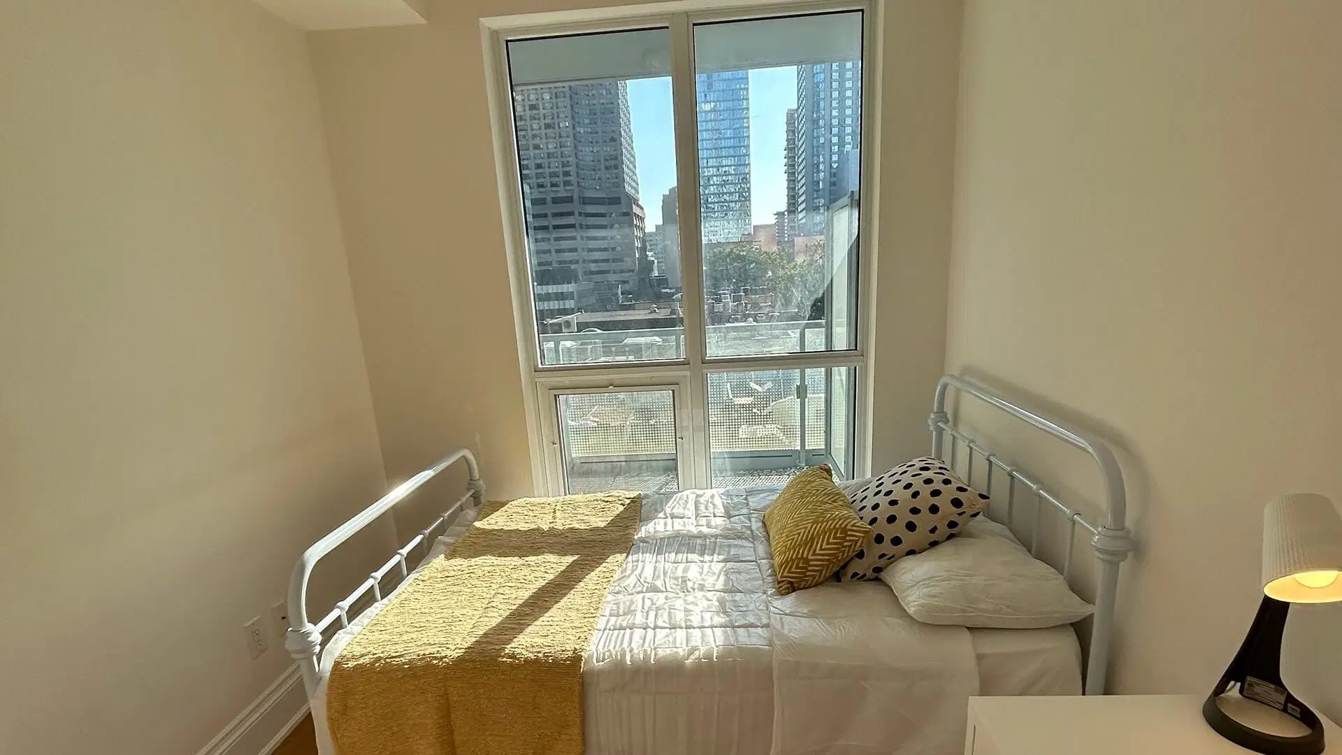 Liwinco Yorkville, Toronto – Deluxe Room- Bloor And Bay St | ON M5R 1B9 | 461
