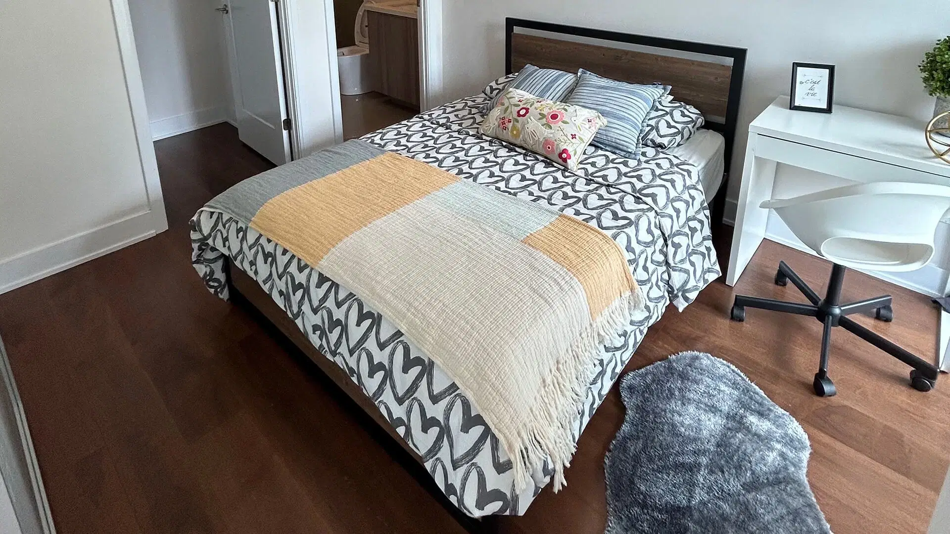 Liwinco Yorkville, Toronto – Master Room & Private Bathroom A | ON M5R 1B9 | 1095