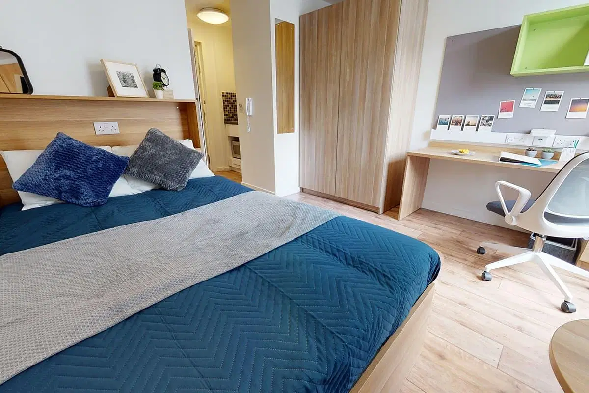GoBritanya Sterling Court, London – Bronze Studio