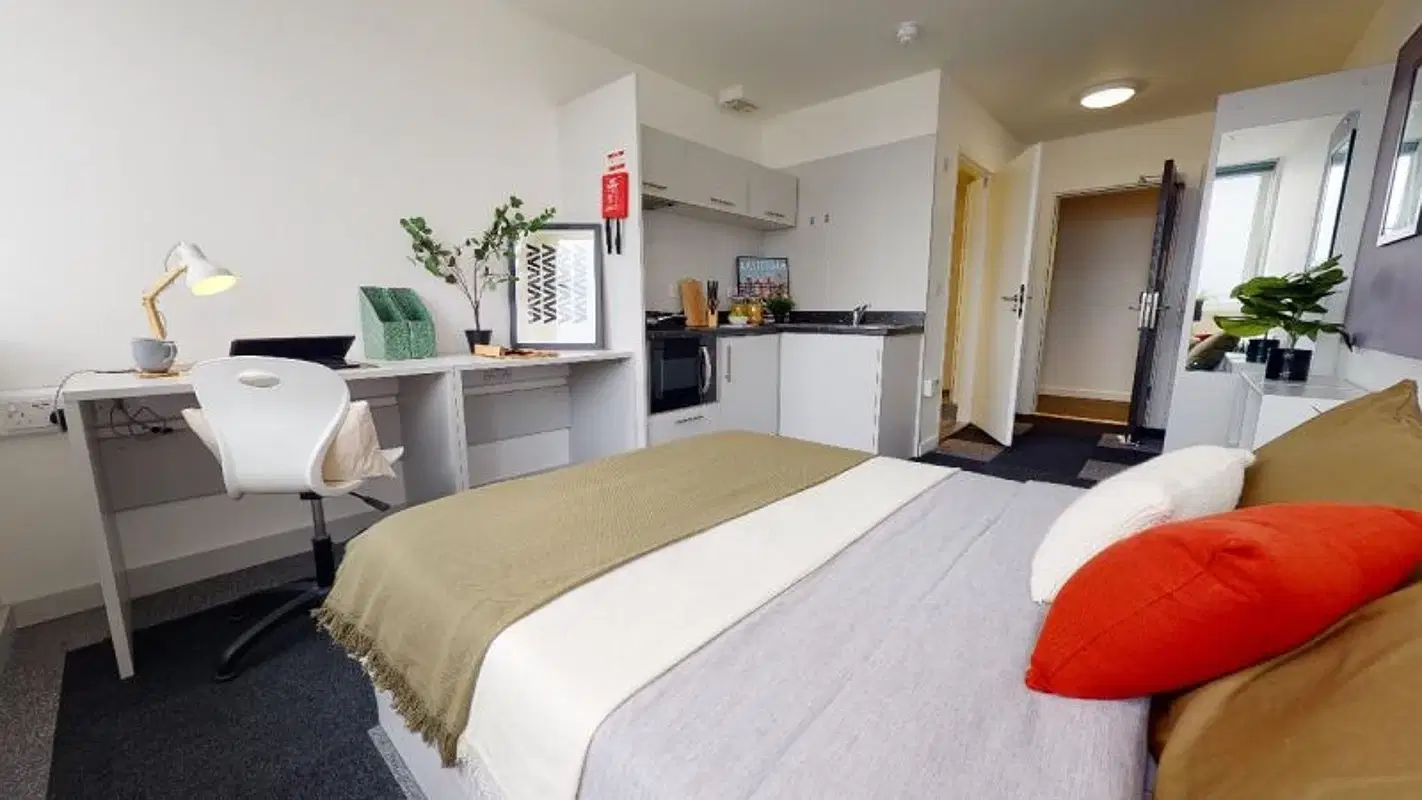 iQ Newtown House, Nottingham – Bronze Studio