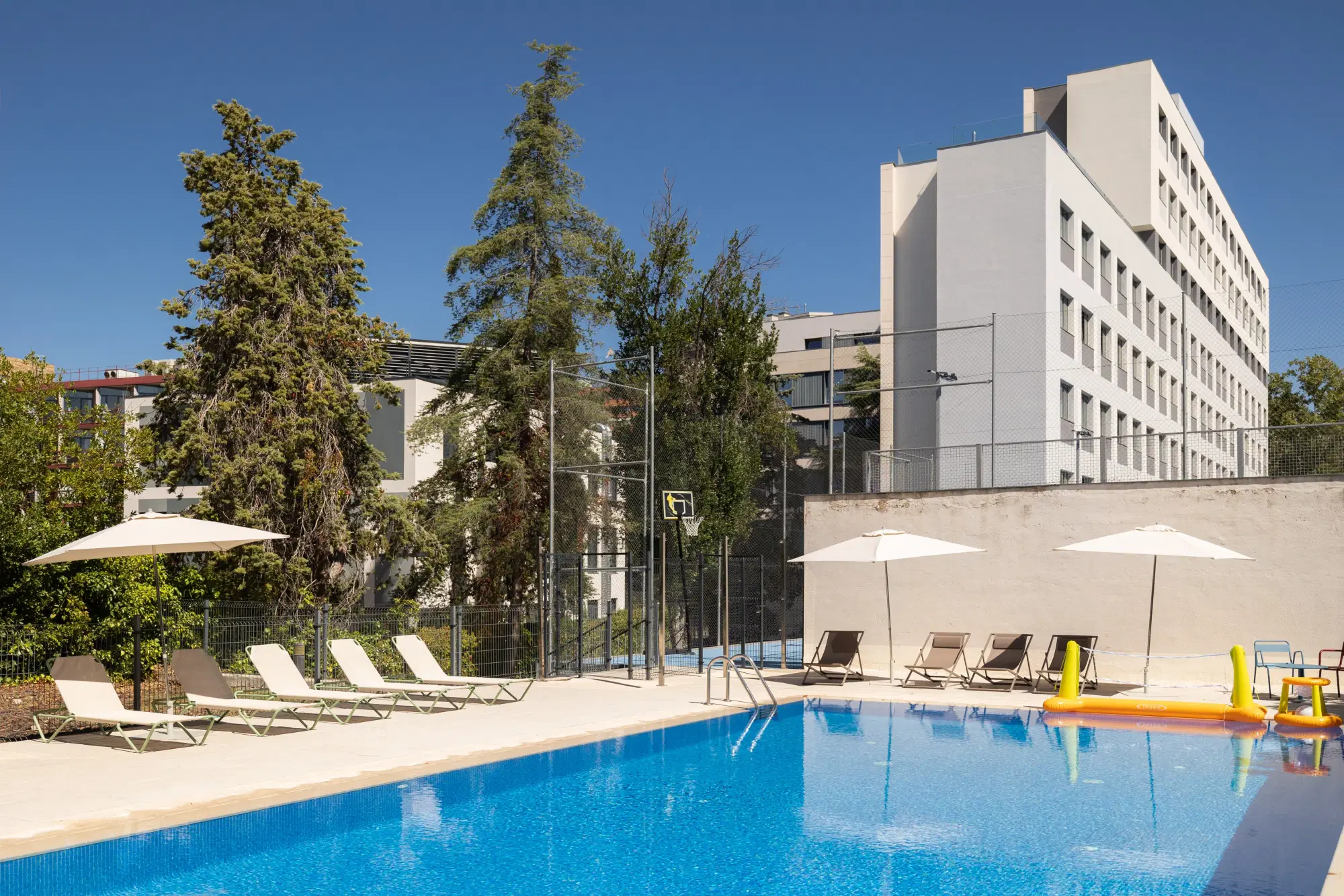Yugo Emilia Pardo Bazán, Madrid – Amenities