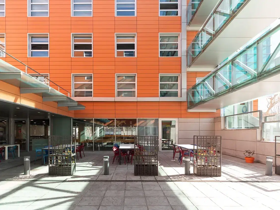 Yugo Galdós, Madrid – Exterior