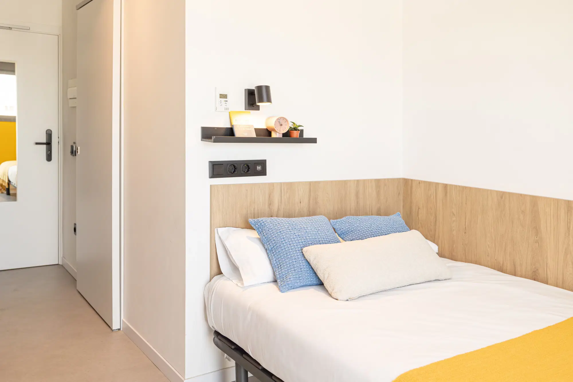 Yugo Bermejales, Sevilla – Individual Con Terraza + (14 Sqm)
