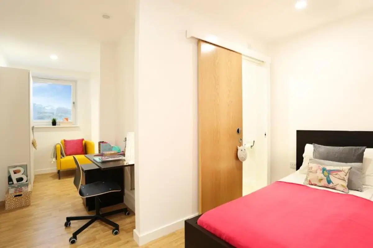 Keele House, Newcastle Under Lyme – Top Floor Studio