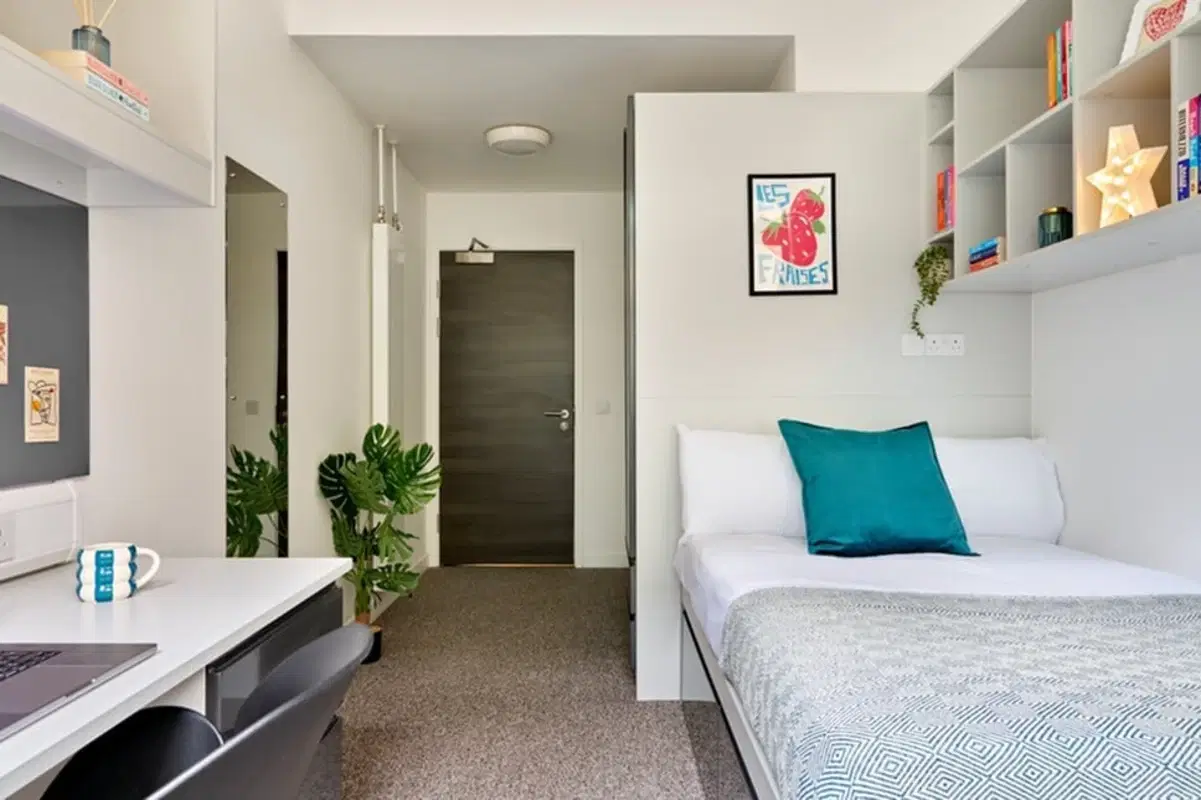 Clifton & Stewart House, Glasgow – Silver Ensuite