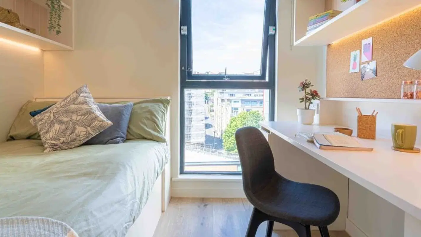 iQ Bristol, Bristol – Gold En Suite Plus