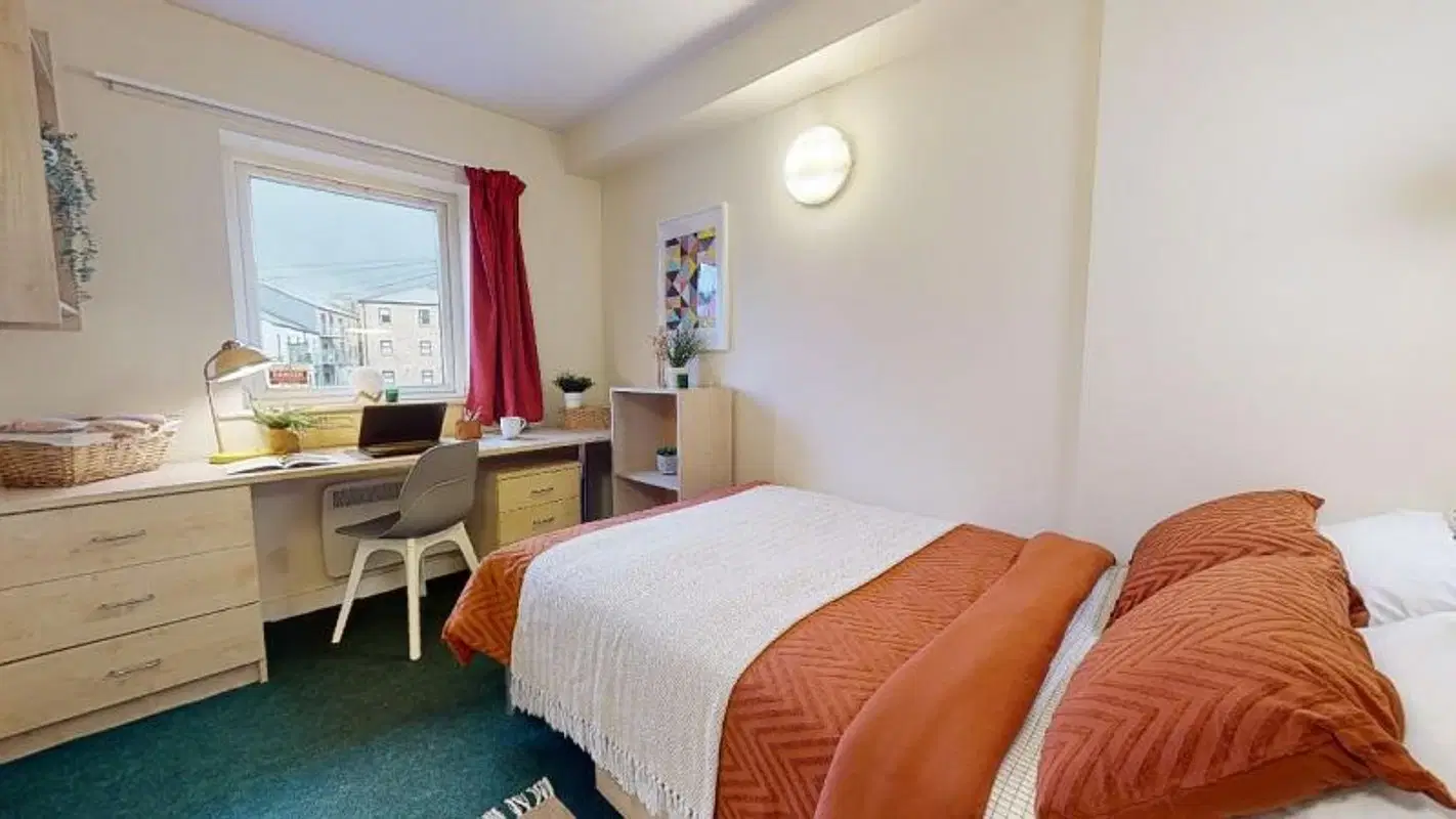 iQ Little Aspley House, Huddersfield – Copper En Suite
