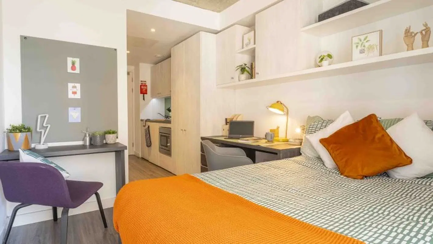 iQ Aldgate, London – Silver Studio Premium