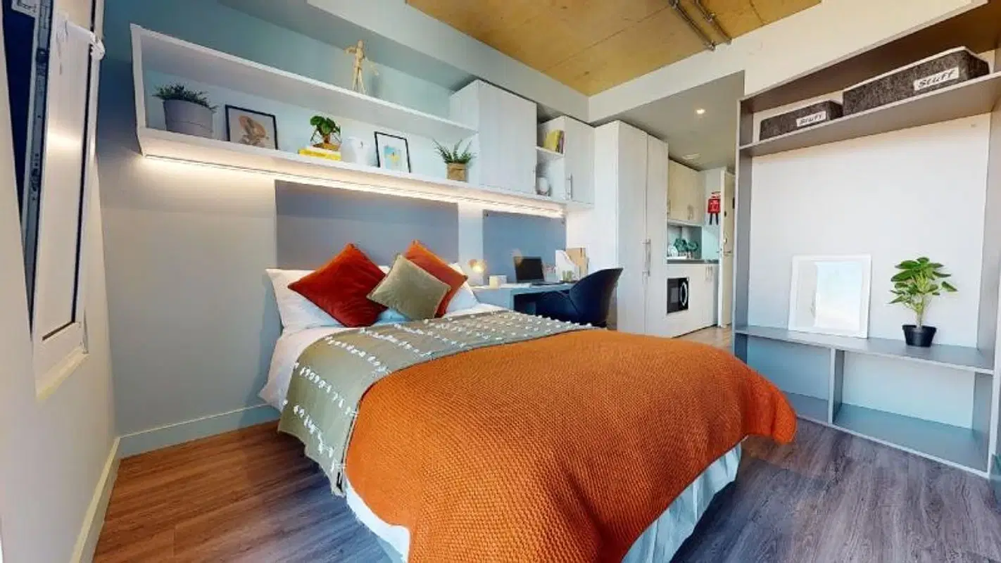 iQ Aldgate, London – Gold Studio Premium