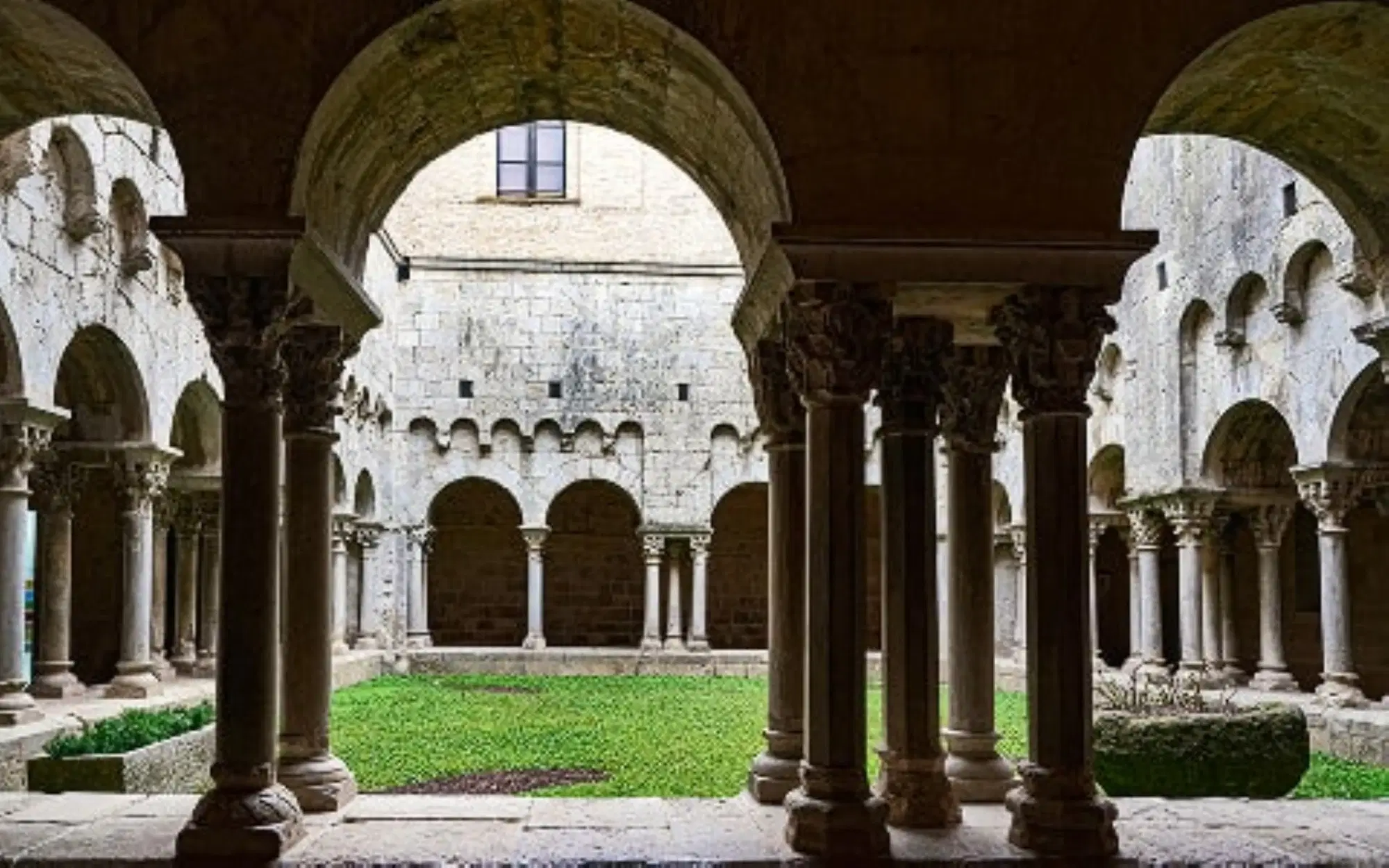 Girona Tarradellas, Girona – Exterior
