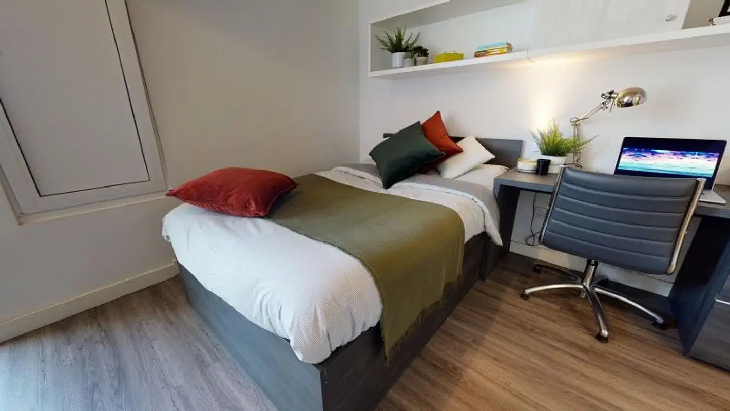 iQ Aldgate, London – Platinum Studio Premium