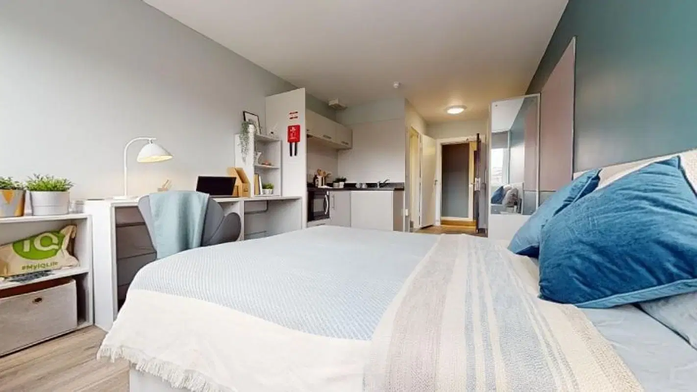 iQ Newtown House, Nottingham – Bronze Studio Premium