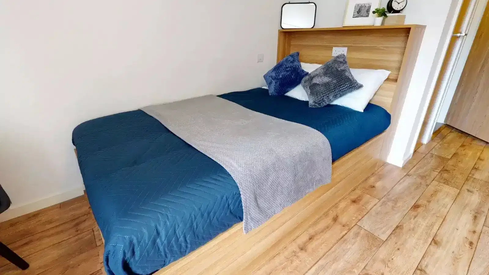 iQ Sterling Court, London – Bronze Studio Premium