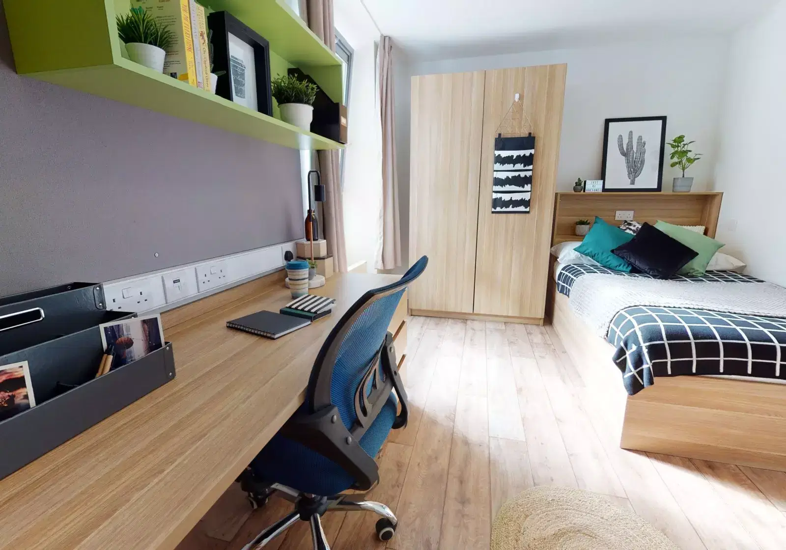 iQ Sterling Court, London – Silver Studio Premium