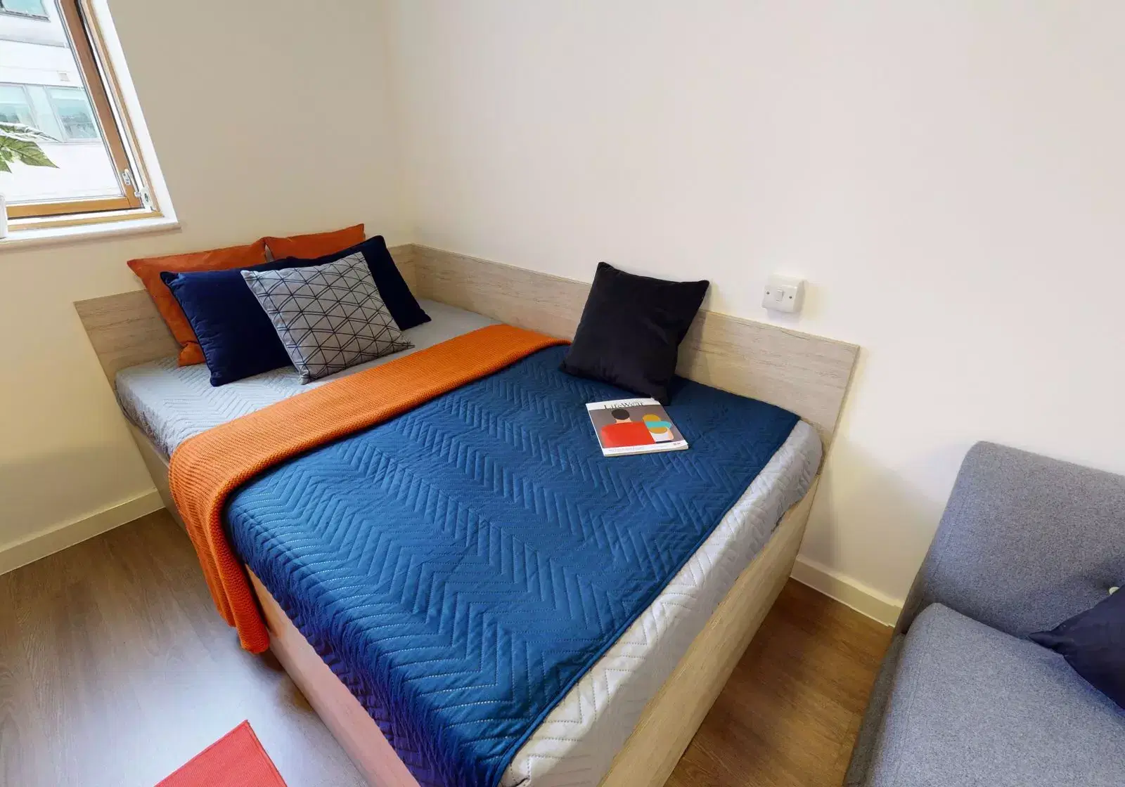 iQ Kingston, Kingston upon Thames – Bronze Studio Plus