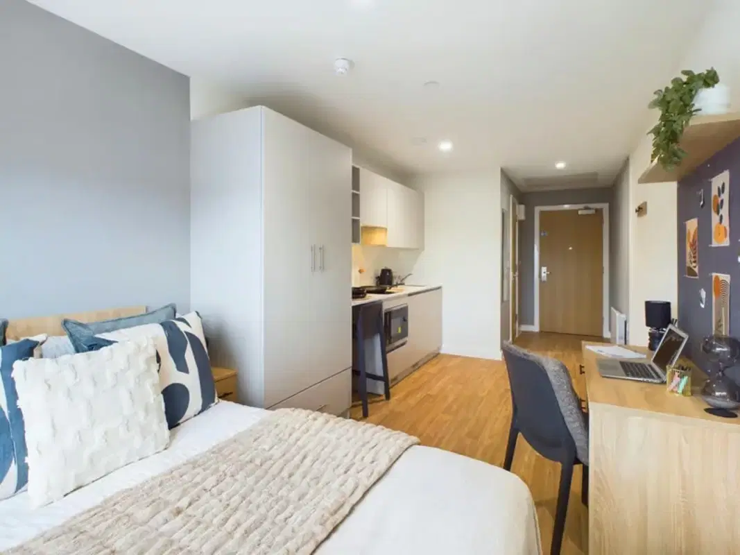 Straits Aire, Leeds – Large Studio