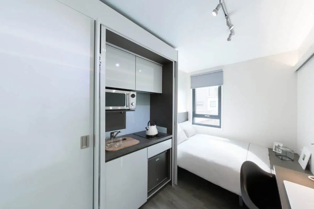 GoBritanya Highbury Residence, London – Bronze studio - Courtyard View | Mid Level