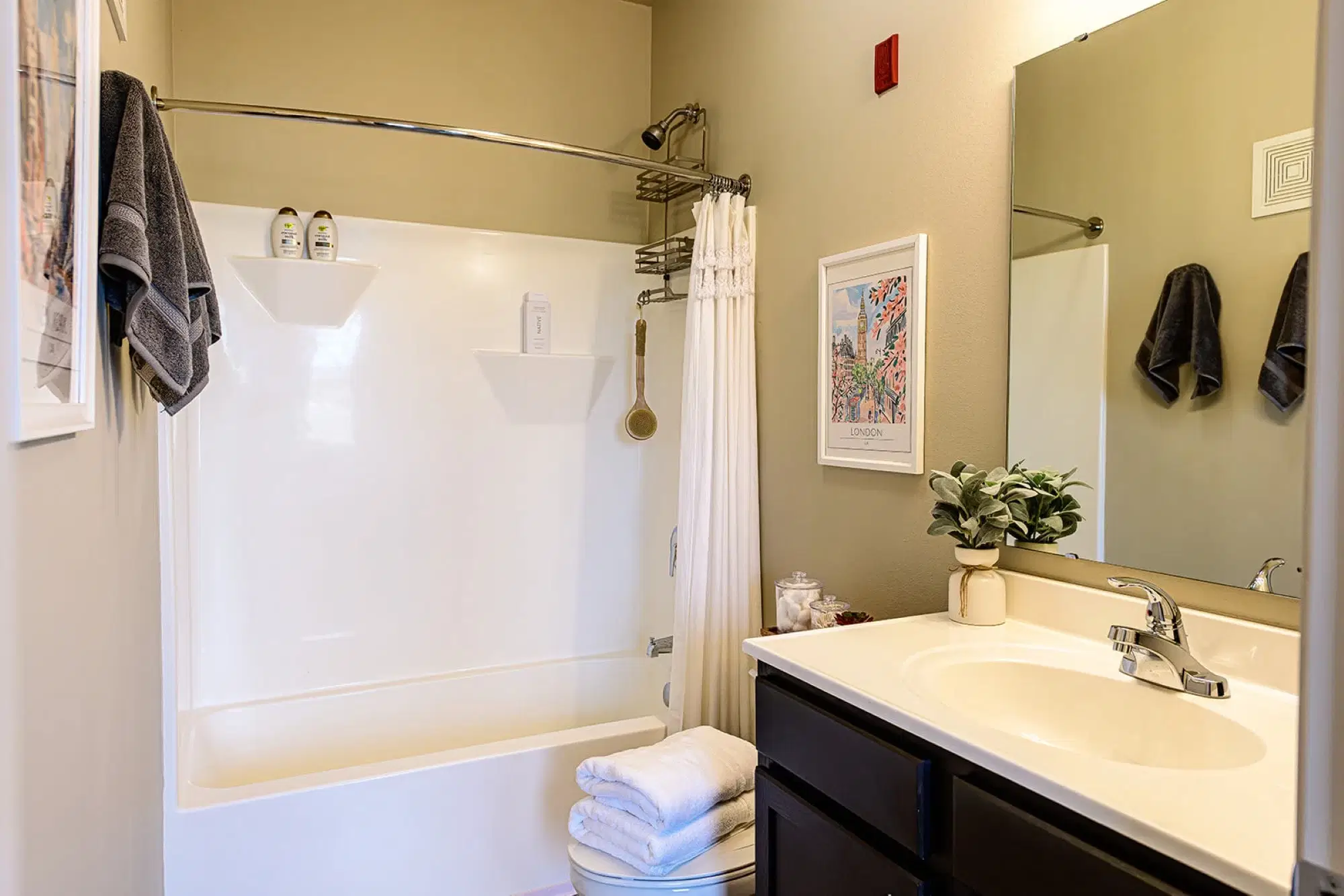 The Dillon, Bloomington – Bathroom