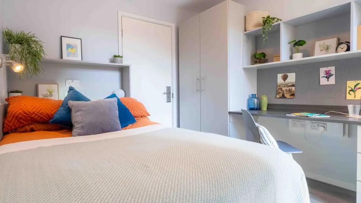 iQ City, London – Silver 2 Bed Apt Premium