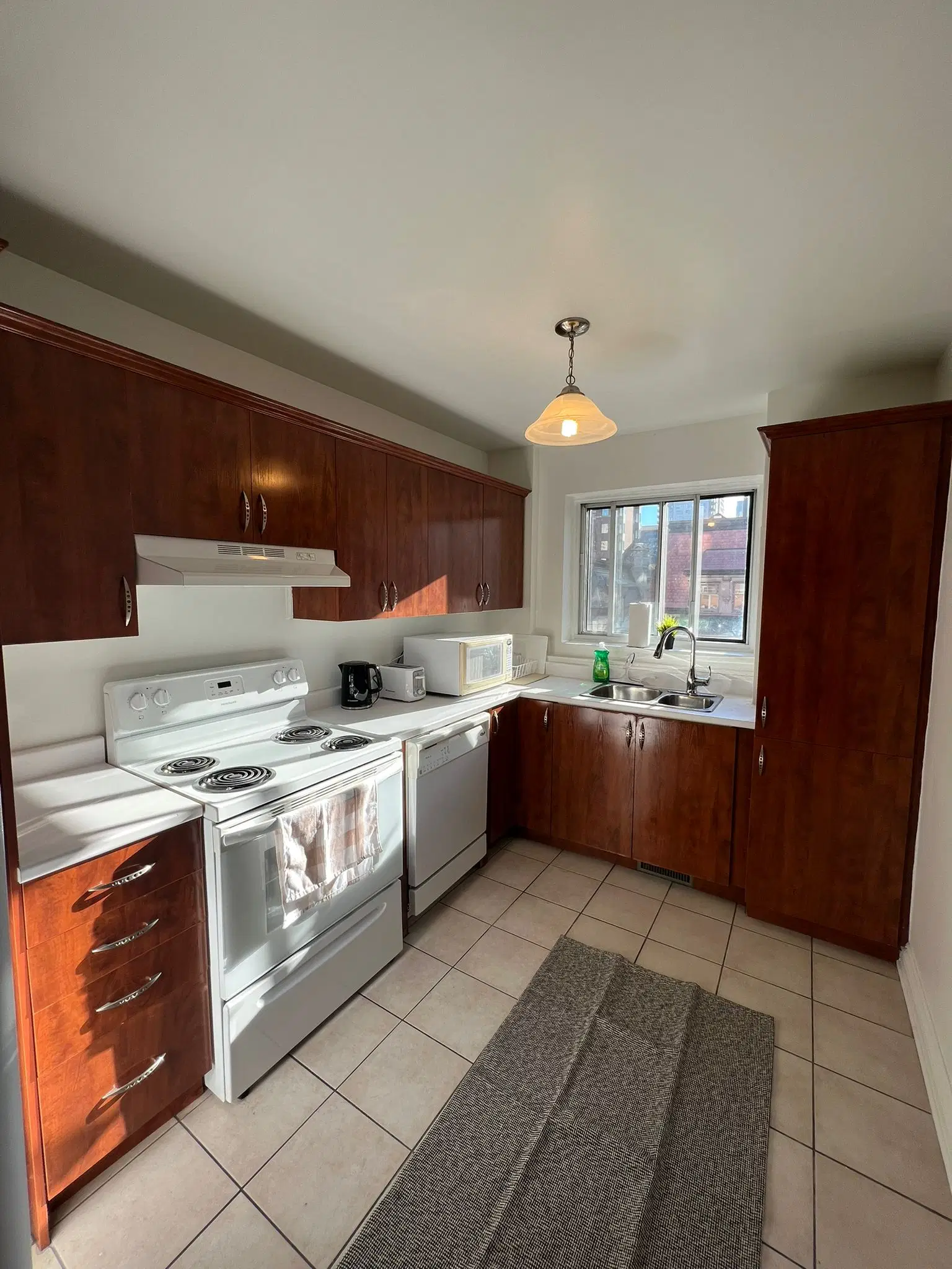 Pearson Housing Drummond Street, Montreal – Kitchen