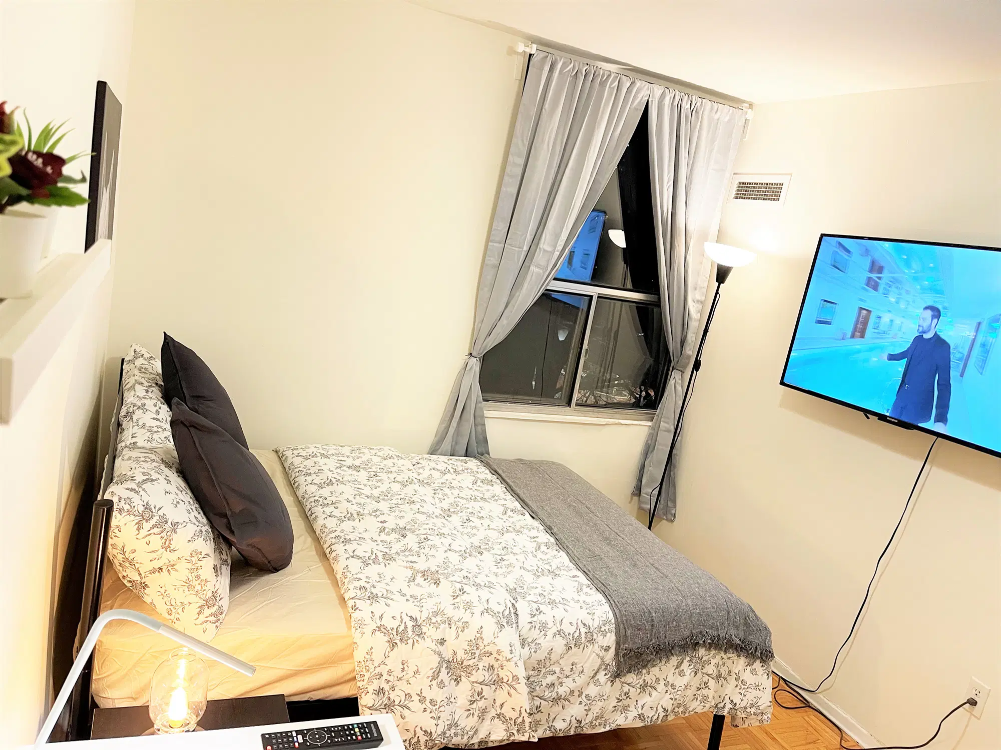 Pearson Housing Carlton Street, Toronto – Silver Room (4 Bath 1 Bath)