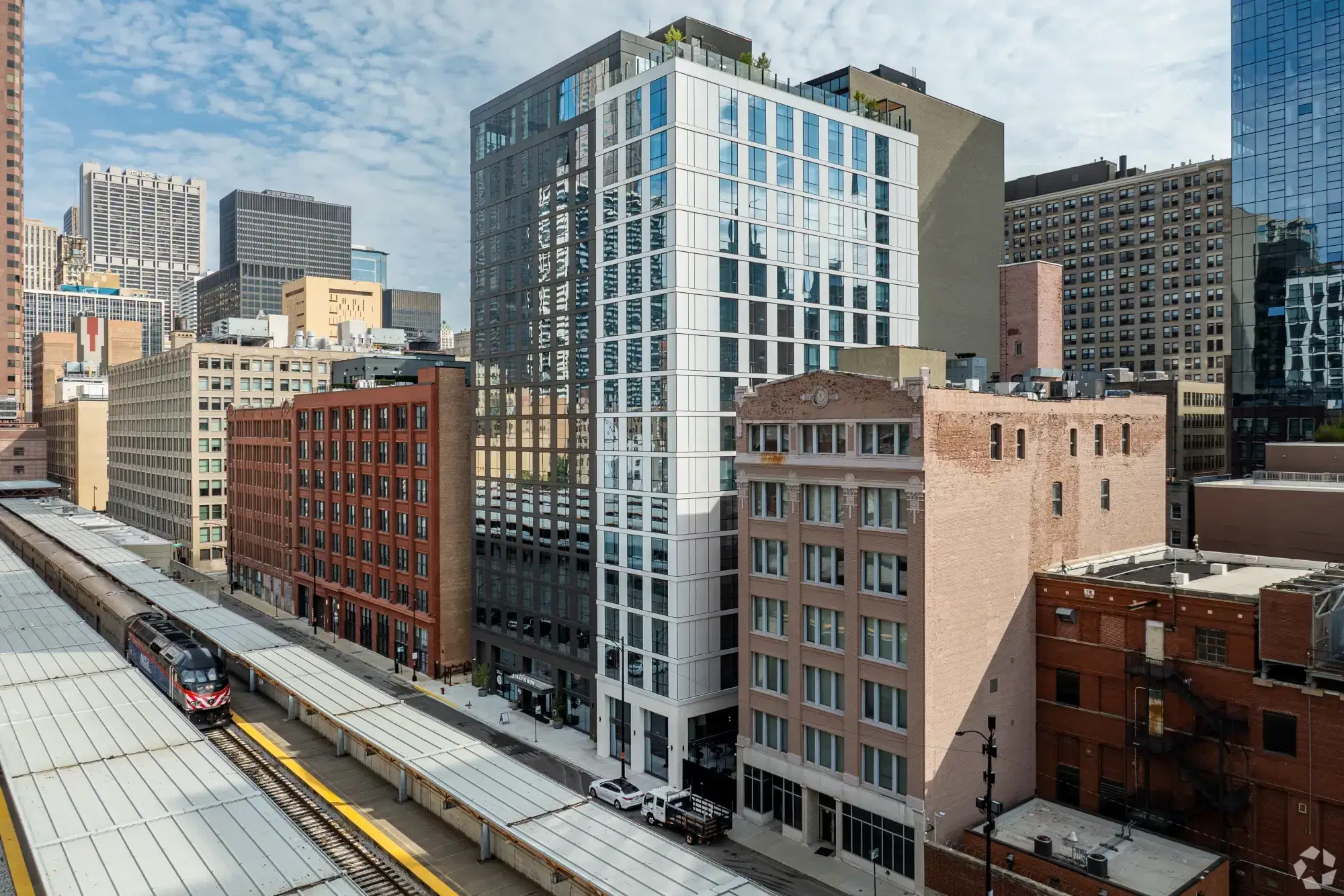 Straits Row, Chicago – Exterior