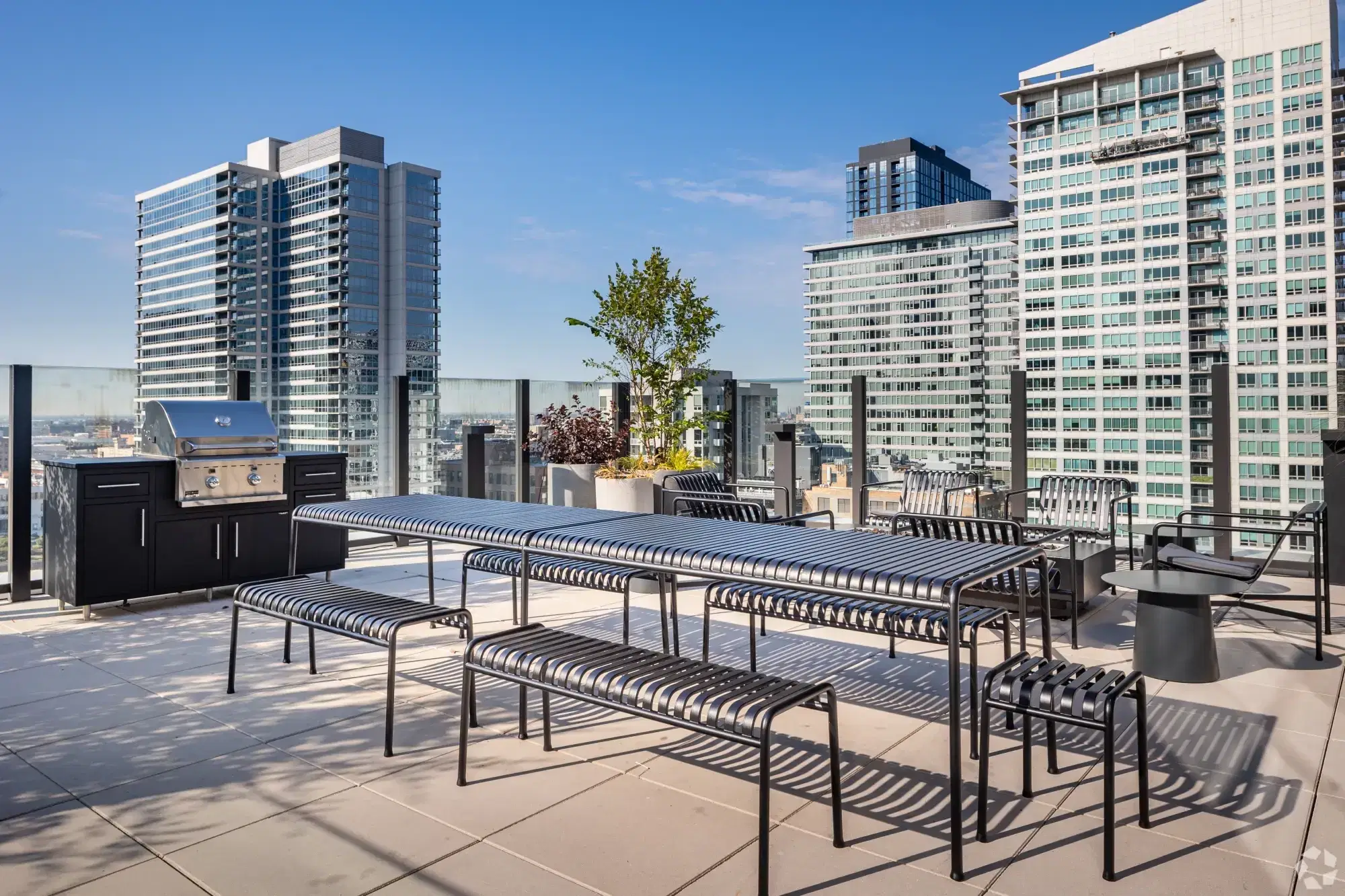 Straits Row, Chicago – Exterior