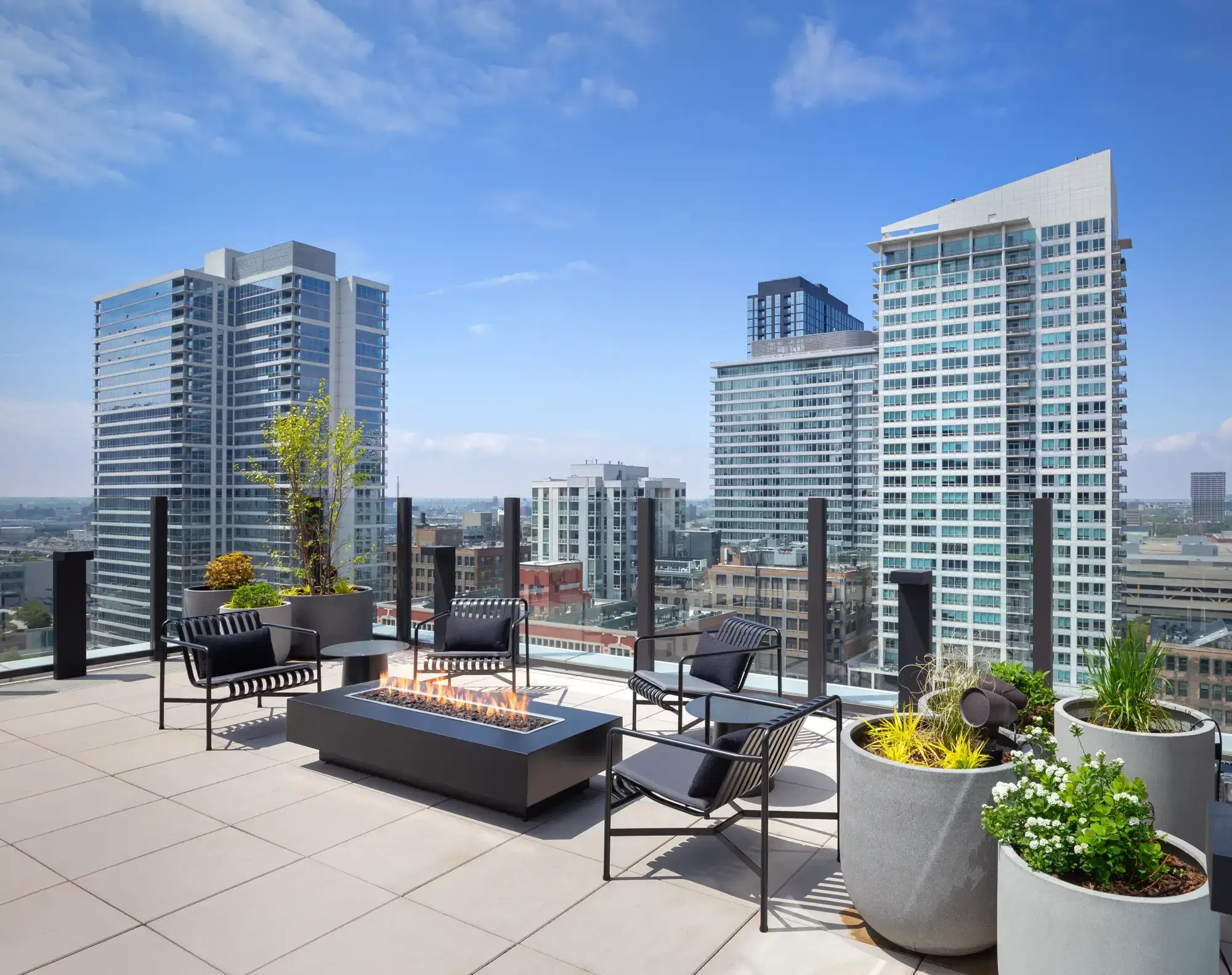 Straits Row, Chicago – Exterior