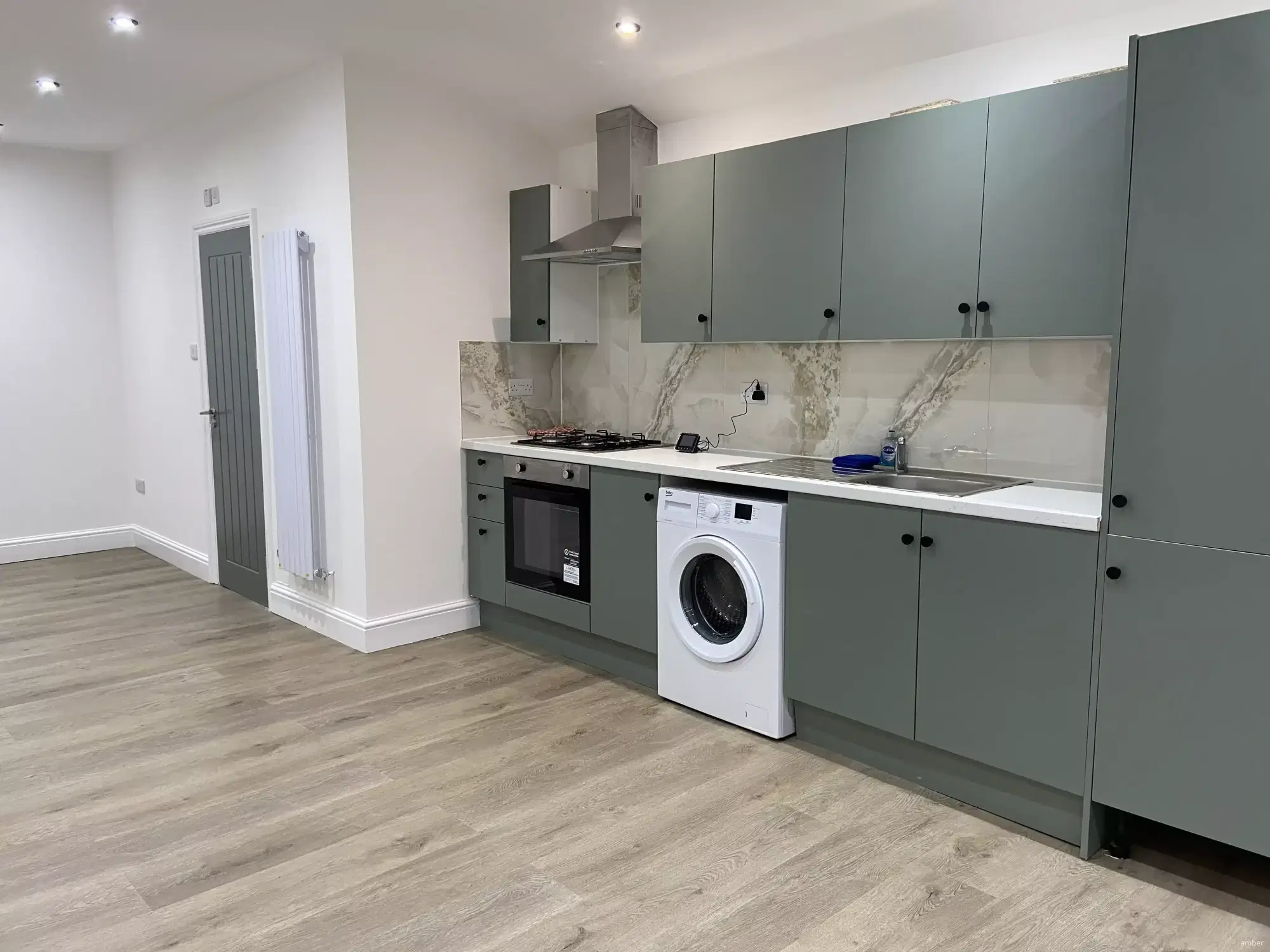 Room in a 6 Bedroom Apartment, Shaftsbury Rd, London E7 8PF – Kitchen