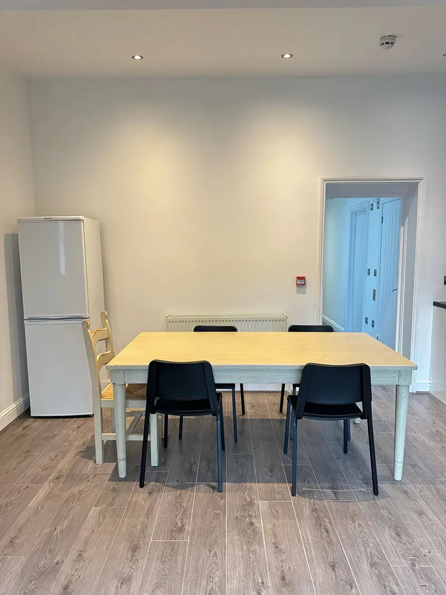 Room in a 7 Bedroom Apartment, Chobham Rd, London E15 1LZ – Kitchen