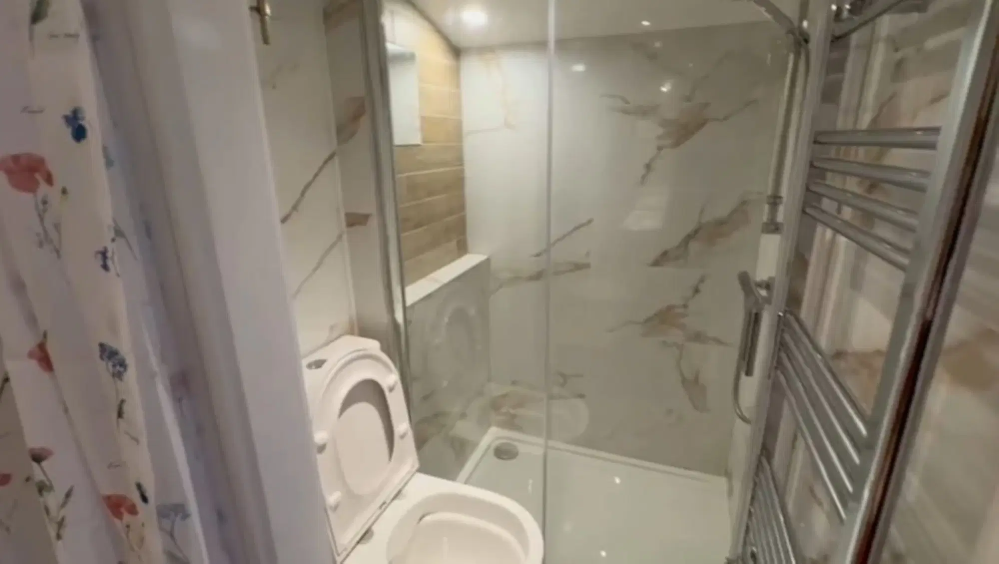Room in a 4 Bedroom Apartment, Beechwood Court, Dublin A94 X1PR – Bathroom