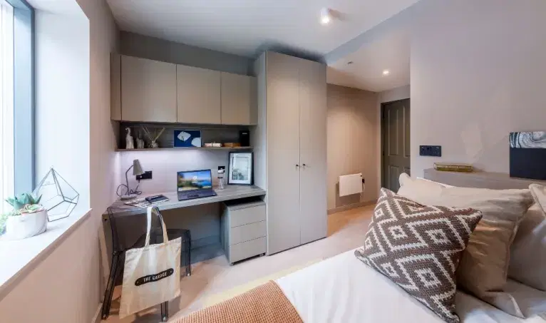 The Garage, Egham – 4 Bed Classic Ensuite