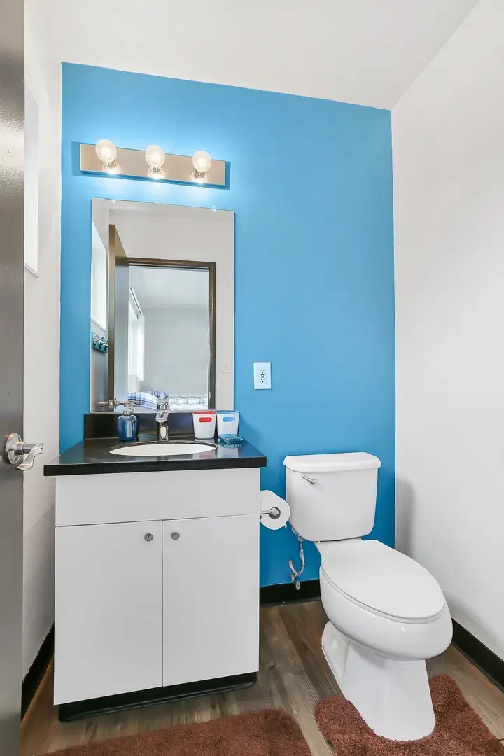 4241 Kling St, Burbank – Bathroom